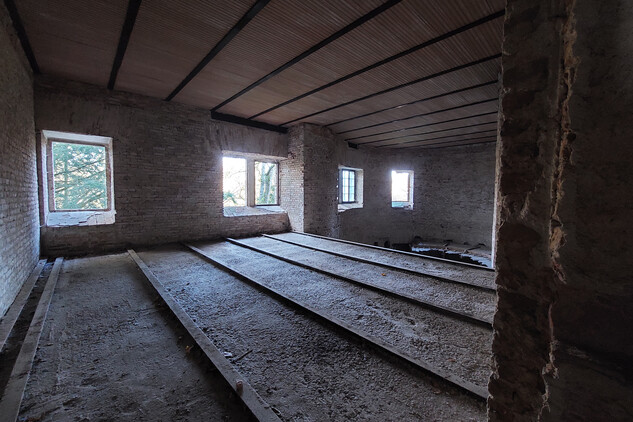 Začíná obnova hospodářského dvora